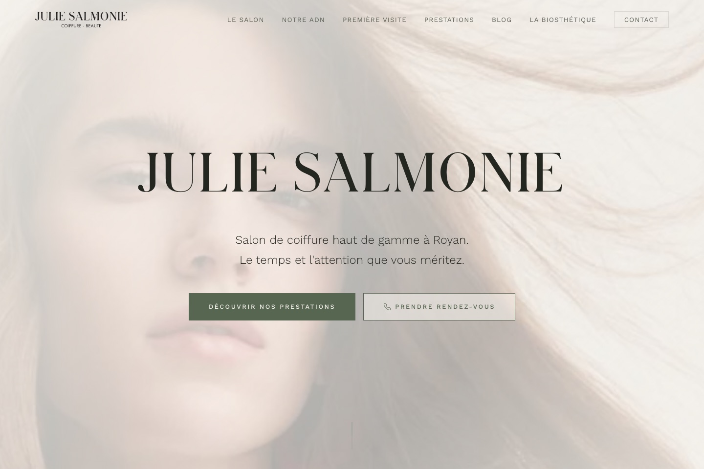 Le site de Julie Salmonie : un portrait en pleine page et l’accès aux prestations du salon